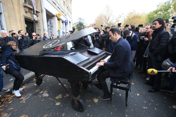 Neznámy klavírista hrá Lennona a Čajkovského na ulici pred koncertnou sálou BATACLAN 