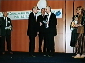Jiří Hoskovec - Kongres EAWOP Praha 2001 Ocenenie za celoživotné zásluhy o rozvoj psychológie práce