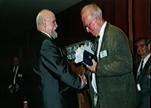 Jiří Růžička - Kongres EAWOP Praha 2001 Ocenenie za celoživotné zásluhy o rozvoj psychológie práce